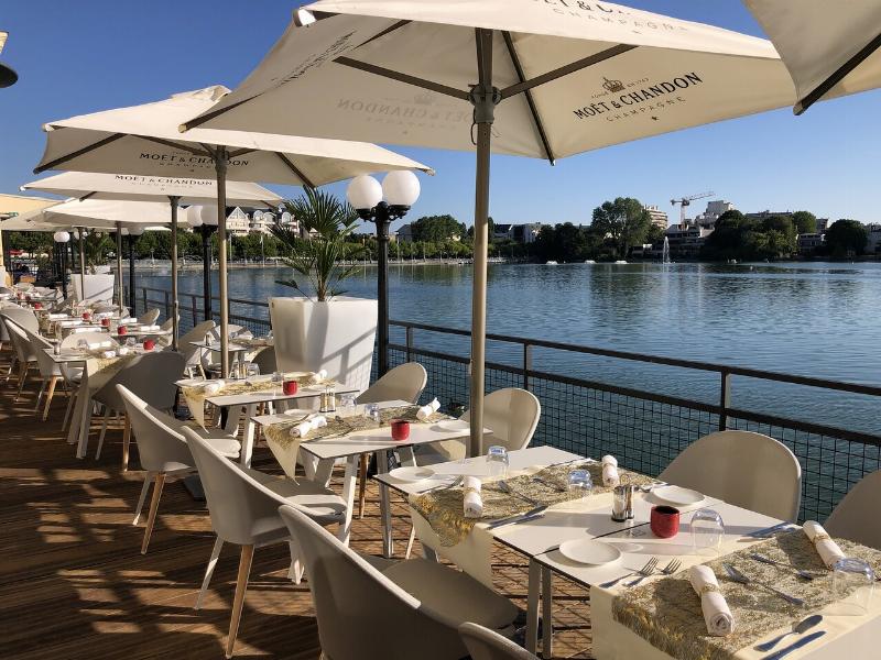 L'intérieur élégant d'un restaurant à Witry-lès-Reims, avec tables dressées et ambiance raffinée, parfait pour une expérience culinaire.
